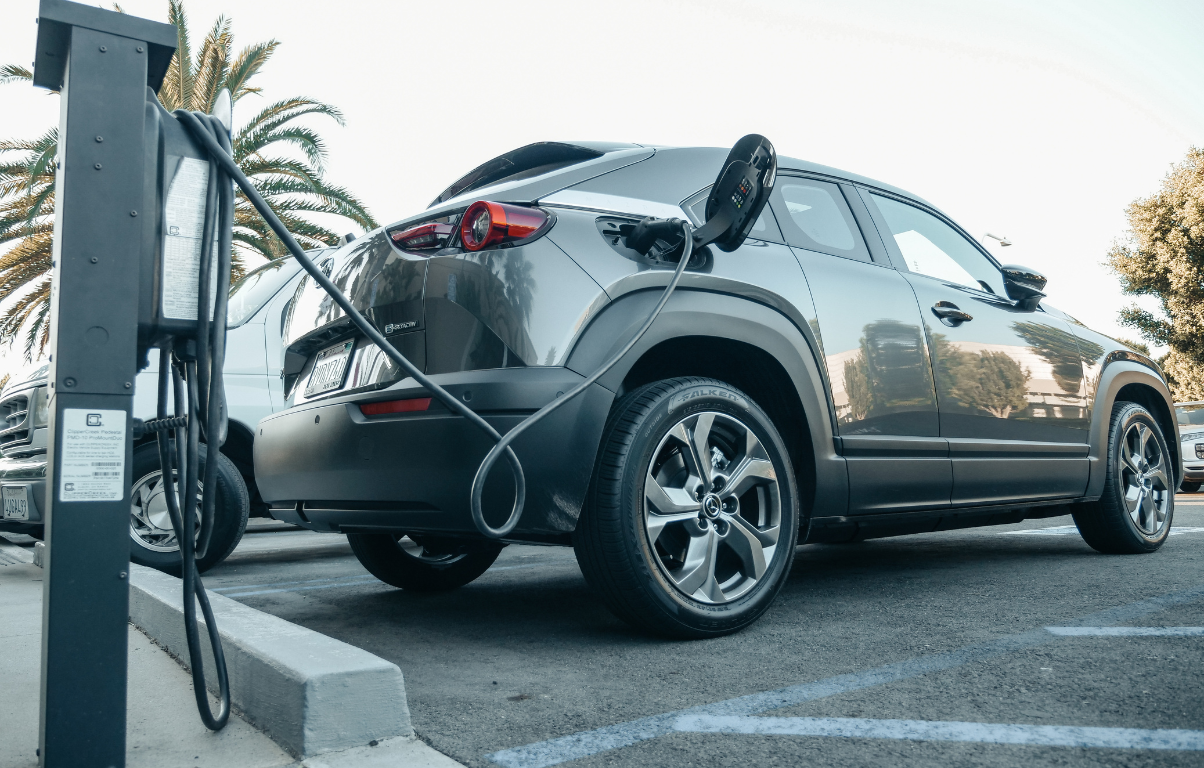 Carros elétricos populares estacionados lado a lado, representando os modelos mais baratos de 2025.