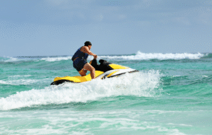Imagem de um jetski na água, representando as opções mais acessíveis