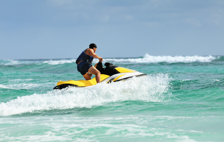 Imagem de um jetski na água, representando as opções mais acessíveis