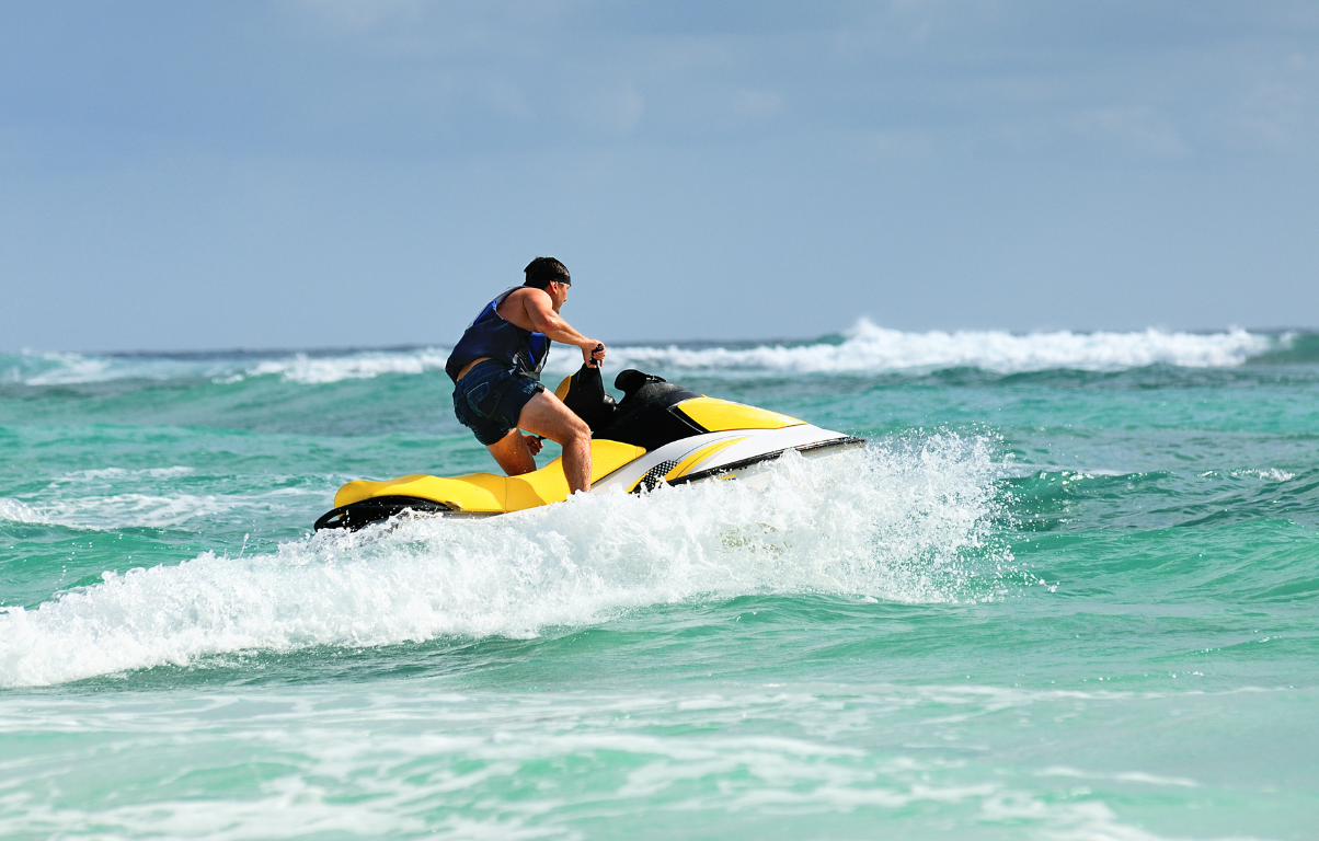 Imagem de um jetski na água, representando as opções mais acessíveis