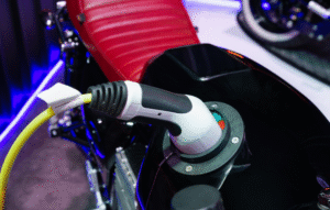 motos elétricas carregando