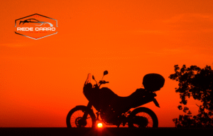 moto em por do sol após viajar os Roteiros de Moto