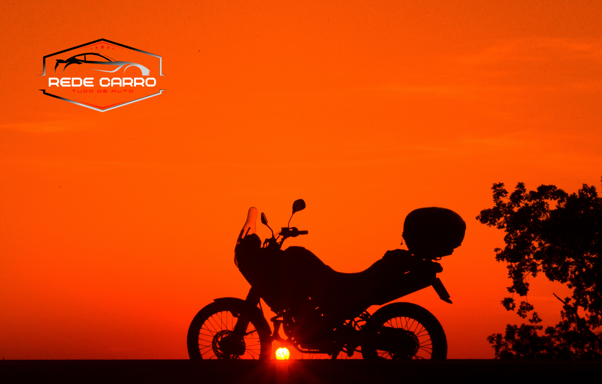 moto em por do sol após viajar os Roteiros de Moto