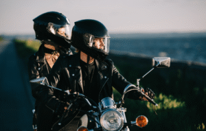 casal em viagem de moto