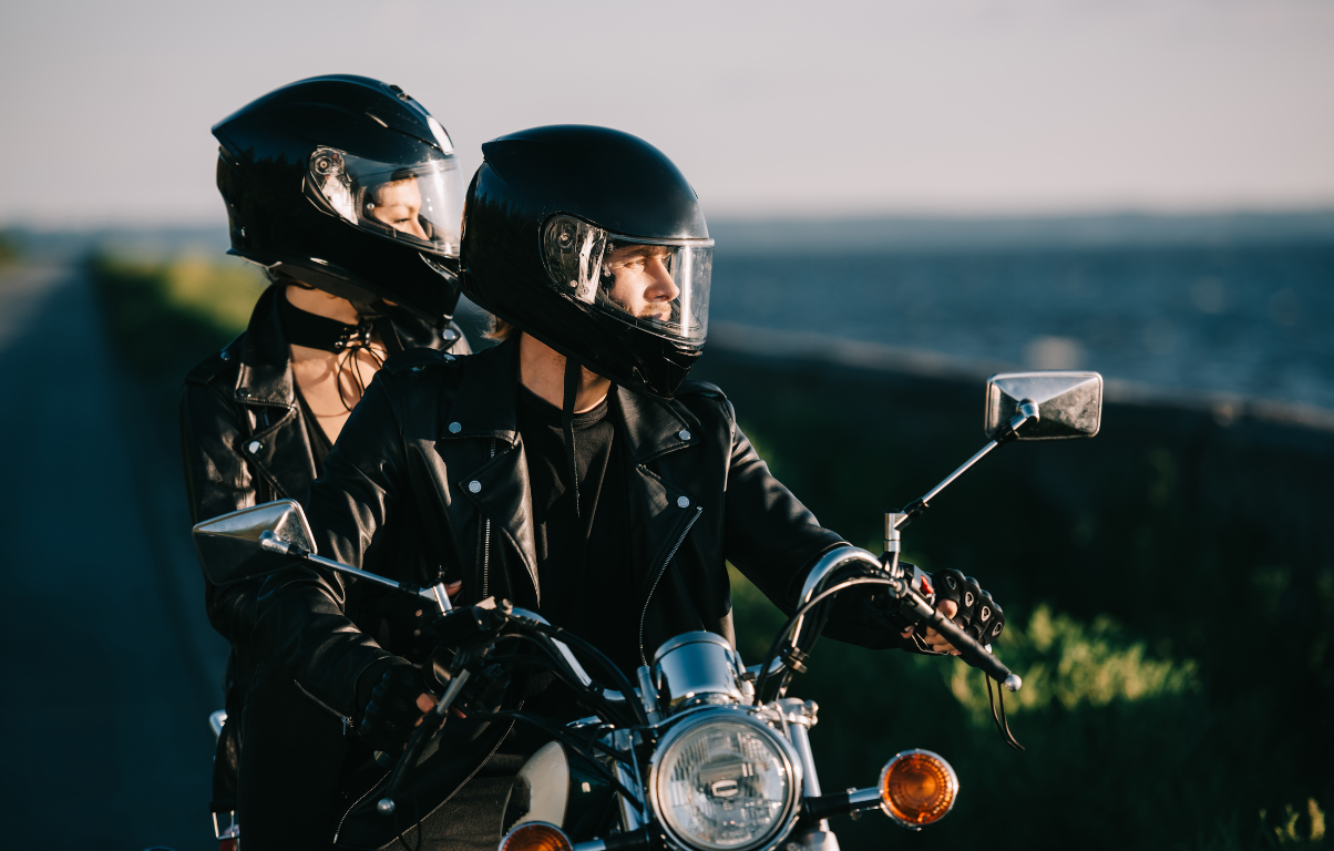 casal em viagem de moto