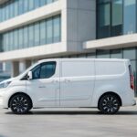 Ford Transit City elétrica estacionada em ambiente urbano brasileiro moderno