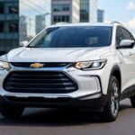 Chevrolet Tracker 2027 em branco visto de frente em ângulo três quartos, destacando sistema de frenagem autônoma