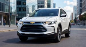 Chevrolet Tracker 2027 em branco visto de frente em ângulo três quartos, destacando sistema de frenagem autônoma