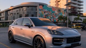 Porsche Cayenne Electric SUV em ambiente urbano brasileiro com iluminação profissional
