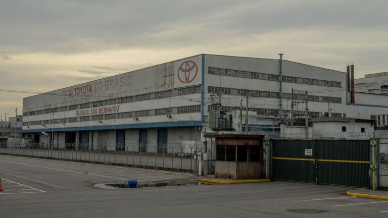 Fábrica da Toyota em Indaiatuba com portões fechados e estacionamento vazio