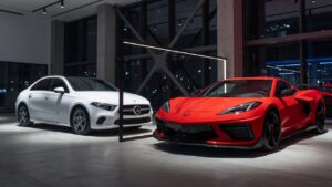 Contraste entre Mercedes Classe A e Chevrolet Corvette em cenário editorial moderno, representando carros que dividiram opiniões de puristas automotivos