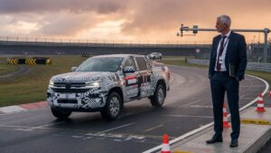 Nova Volkswagen Amarok em fase de pré-série sendo testada em pista profissional com CEO observando
