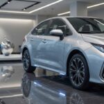 Toyota Corolla 2026 prateado em showroom premium, destacando design moderno e linhas sofisticadas do sedã