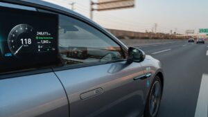 Veículo elétrico chinês com extensor de autonomia em rodovia, representando os requisitos de quilometragem da nova legislação