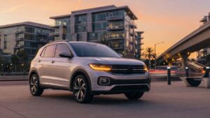 Volkswagen T-Cross compacto SUV estacionado em ambiente urbano moderno com iluminação cinematográfica
