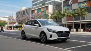 Hyundai i20 Comfort 2027 estacionado em ambiente urbano brasileiro, vista frontal em três quartos