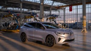 Renault Boreal híbrido prateado em instalação de fabricação na Turquia, destacando design moderno do SUV