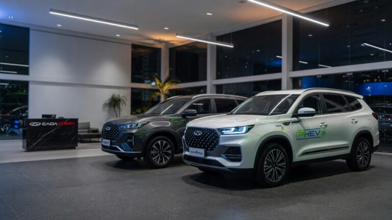 Caoa Chery Tiggo 7 e Tiggo 8 PHEV 2027 expostos em concessionária após fim da pré-venda