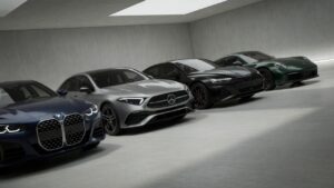 Linha de carros modernos de diferentes marcas posicionados lado a lado, mostrando suas silhuetas similares e detalhes de design que revelam a identidade de cada fabricante