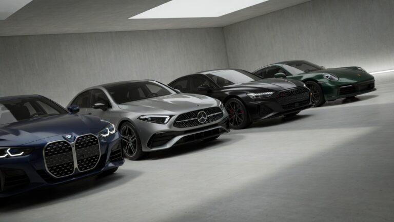 Linha de carros modernos de diferentes marcas posicionados lado a lado, mostrando suas silhuetas similares e detalhes de design que revelam a identidade de cada fabricante