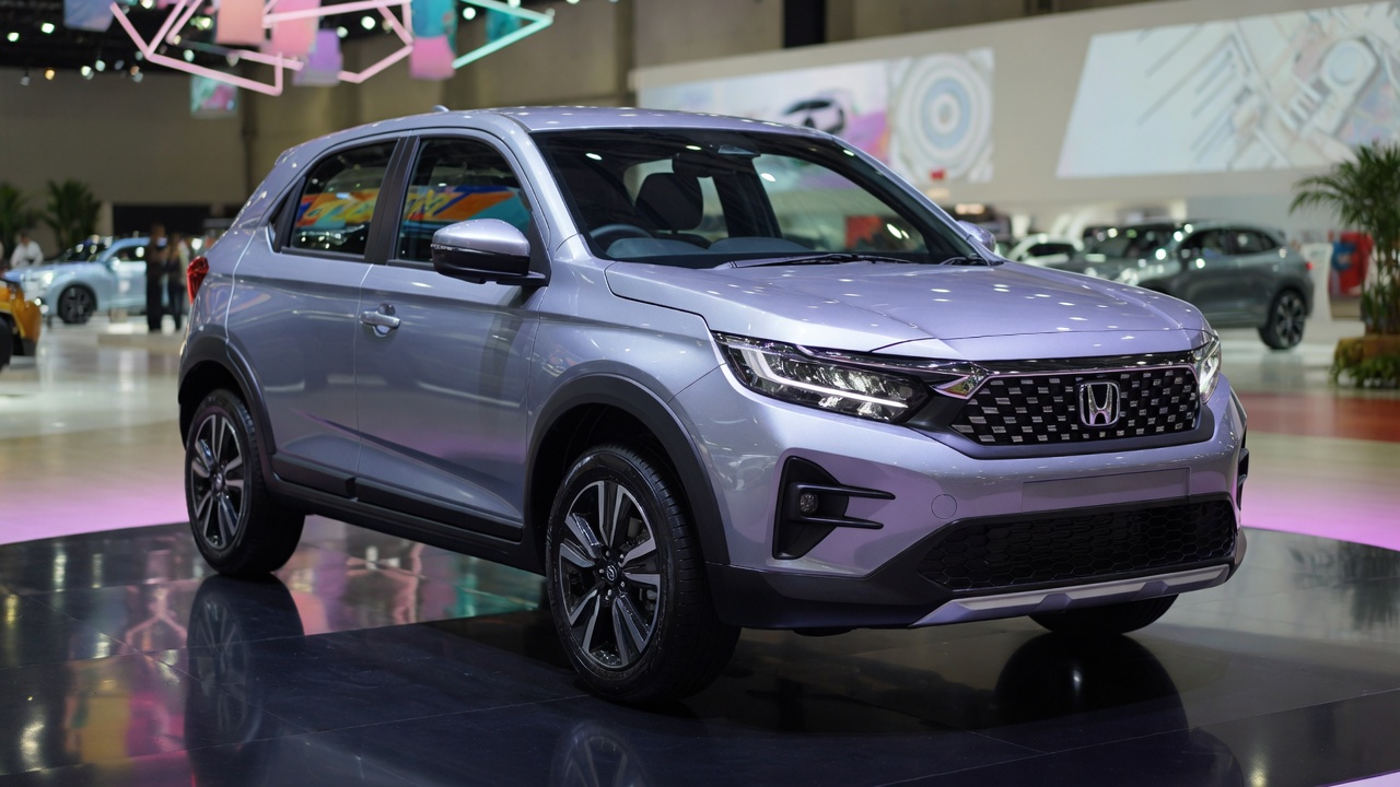 Honda WR-V com novo design apresentado em evento automotivo na Ásia, mostrando a dianteira renovada do SUV compacto