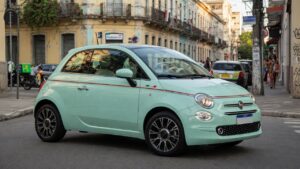 Fiat 500 Hybrid em ambiente urbano brasileiro, destacando seu design compacto e moderno em fotografia editorial automotiva profissional