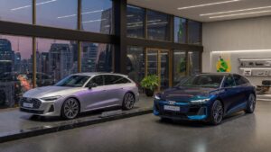 Audi A5 Avant e A6 Avant e-tron peruas expostas lado a lado em showroom premium no Brasil