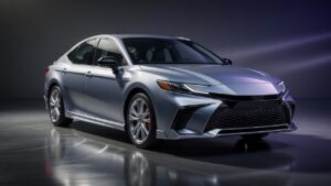 Toyota Camry esportivo em estúdio com design agressivo e linhas musculosas, representando o modelo de alta performance com dois motores