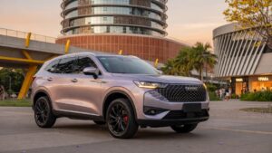 GWM Haval H6 HEV 2027 em ângulo frontal três quartos, destacando design moderno e tecnologia híbrida flex