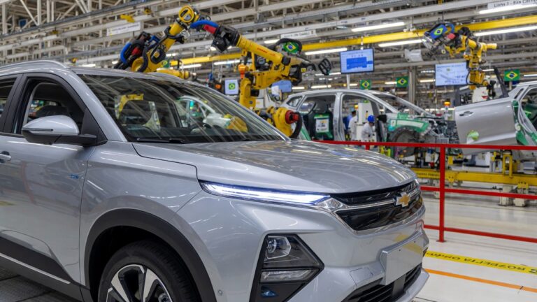 Chevrolet Captiva EV sendo produzido em linha de montagem automotiva no Brasil