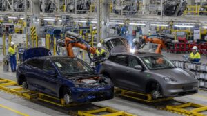 Veículos MG em linha de produção em fábrica automotiva no Brasil, mostrando o processo de manufatura nacional dos modelos MG4 Urban e MG S5