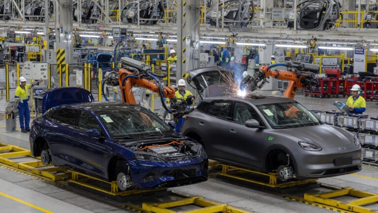 Veículos MG em linha de produção em fábrica automotiva no Brasil, mostrando o processo de manufatura nacional dos modelos MG4 Urban e MG S5