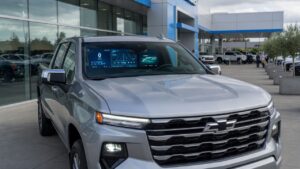 Chevrolet Silverado 2027 em ângulo frontal destacando design moderno e telas digitais do painel