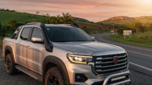 Picape híbrida plug-in 4x4 da Chery estacionada em rodovia brasileira com paisagem ao fundo