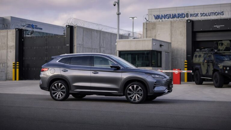 BYD Song Plus SUV estacionado em frente a instalação de blindagem veicular, representando liderança no mercado de carros blindados