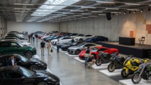 Interior de leilão de veículos mostrando carros e motos organizados para venda