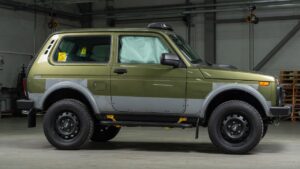 Lada Niva SUV moderno destacando melhorias em segurança e resistência à ferrugem após quase 50 anos de produção