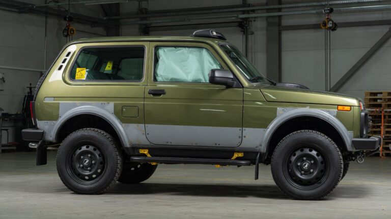 Lada Niva SUV moderno destacando melhorias em segurança e resistência à ferrugem após quase 50 anos de produção