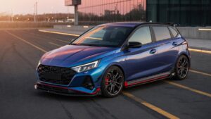 Hyundai i20 N esportivo em azul metálico com kit aerodinâmico e rodas esportivas em ambiente urbano moderno