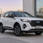 Chery Tiggo 7 SUV híbrido em ambiente urbano moderno, destacando design frontal e perfil esportivo