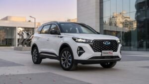 Chery Tiggo 7 SUV híbrido em ambiente urbano moderno, destacando design frontal e perfil esportivo