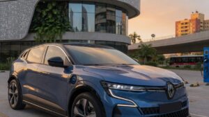 Renault Megane E-Tech elétrico 2027 em ambiente urbano moderno, destacando design renovado e linhas aerodinâmicas