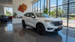 GWM Haval H6 SUV em showroom brasileiro, destacando o modelo que terá preço competitivo no mercado nacional