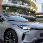 Toyota bZ4X elétrico em prata estacionado em ambiente urbano moderno brasileiro, vista frontal três quartos