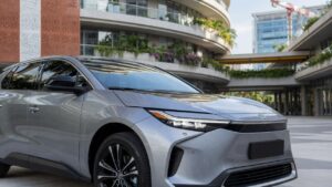 Toyota bZ4X elétrico em prata estacionado em ambiente urbano moderno brasileiro, vista frontal três quartos
