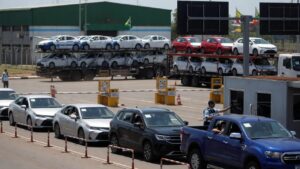 Veículos aguardando em posto de fronteira entre Argentina e Brasil representando exportação automotiva