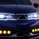 Faróis de LED modernos iluminados em carro brasileiro em fotografia automotiva profissional