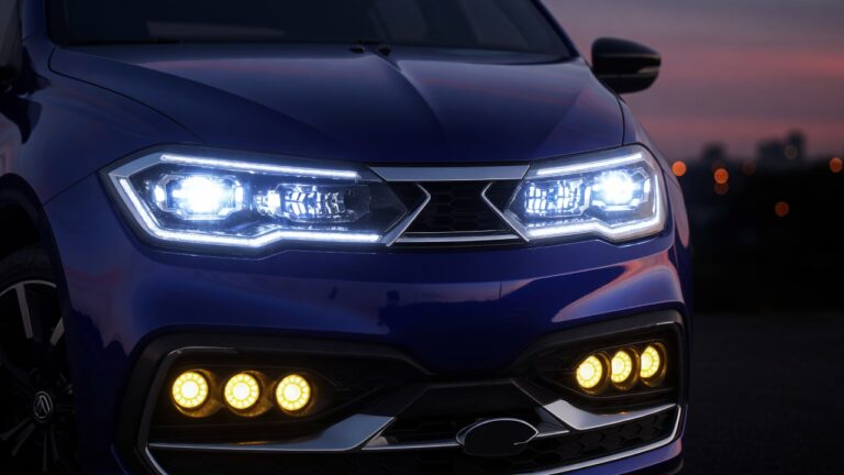 Faróis de LED modernos iluminados em carro brasileiro em fotografia automotiva profissional