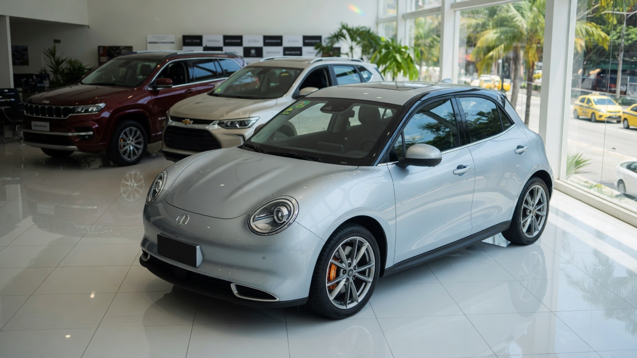 GWM Ora 5 elétrico em destaque em showroom, competindo com SUVs a combustão ao fundo