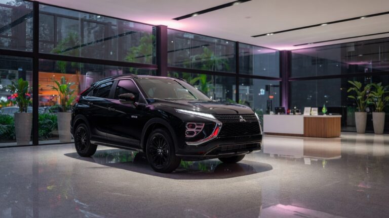 Mitsubishi Eclipse Cross Black em concessionária brasileira com iluminação profissional